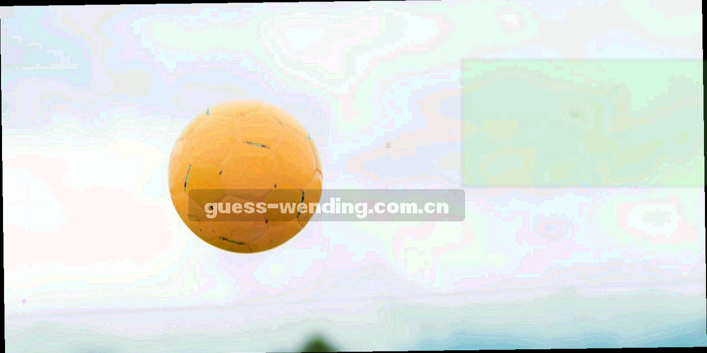 俯拍的办公区工位，屏幕泛着青蓝色光，桌面摊着手账与便签